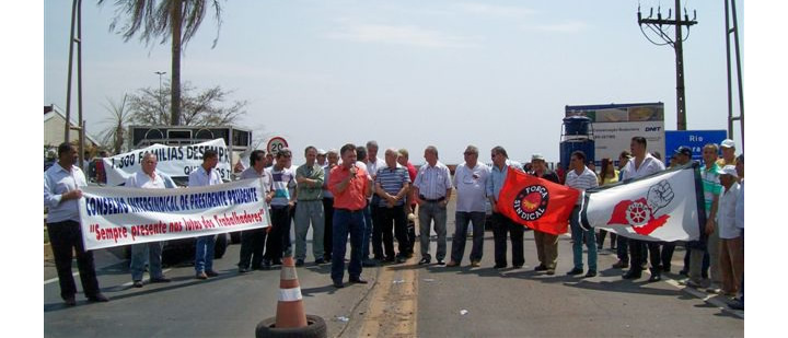 Manifestação contra demissão no Friboi de Epitácio